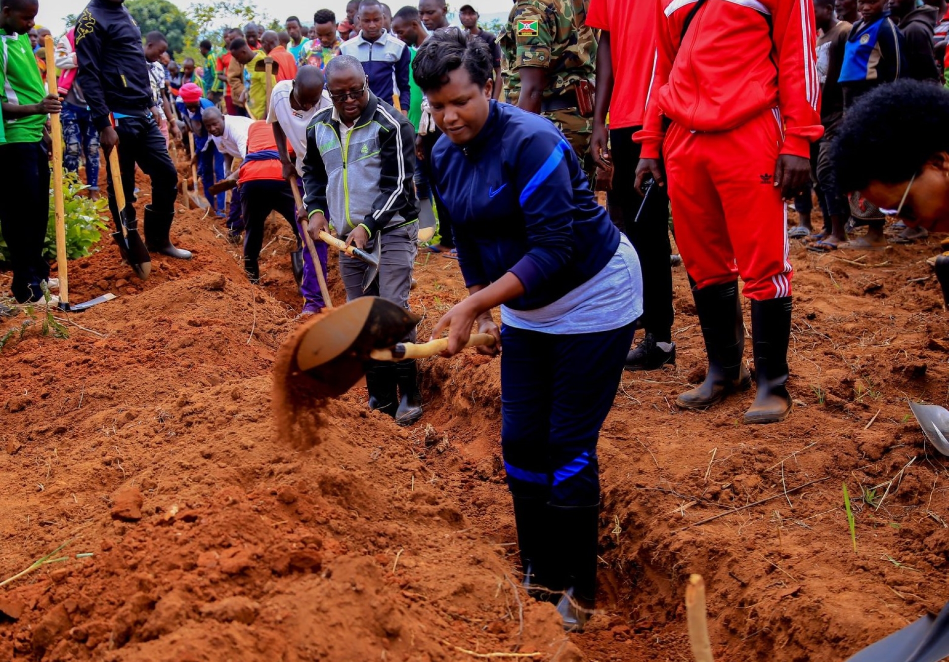 CANKUZO: L’Ombudsman appelle la population de la colline Munzenze en commune Mishiha aux activités de reboisement en plantant chacun un arbre cohabitant avec les plantes